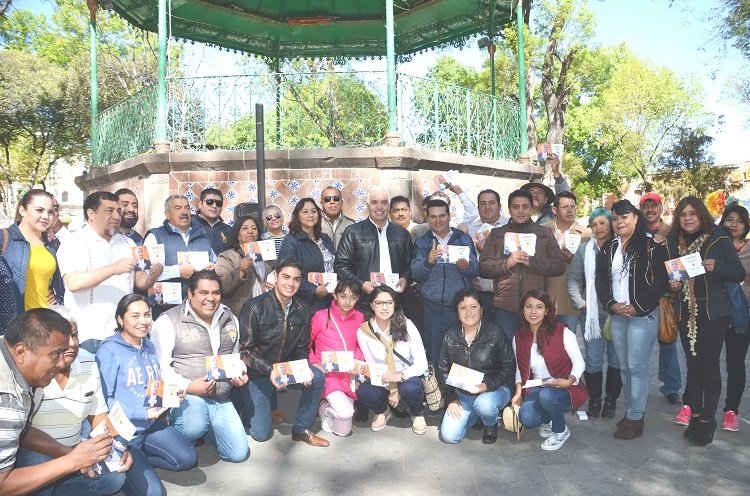 00 Foto del recuerdo con el equipo y la familia.