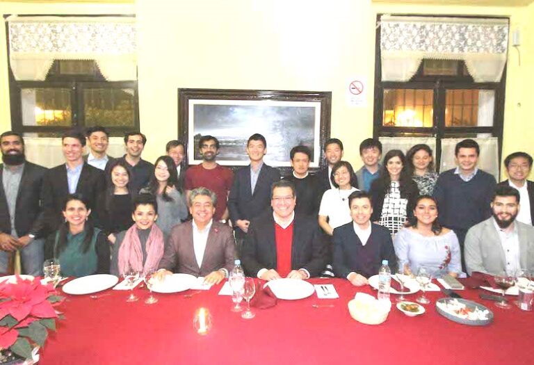 Refrenda Marco Mena Promesa de Apoyos con Becas Para U. Chicago