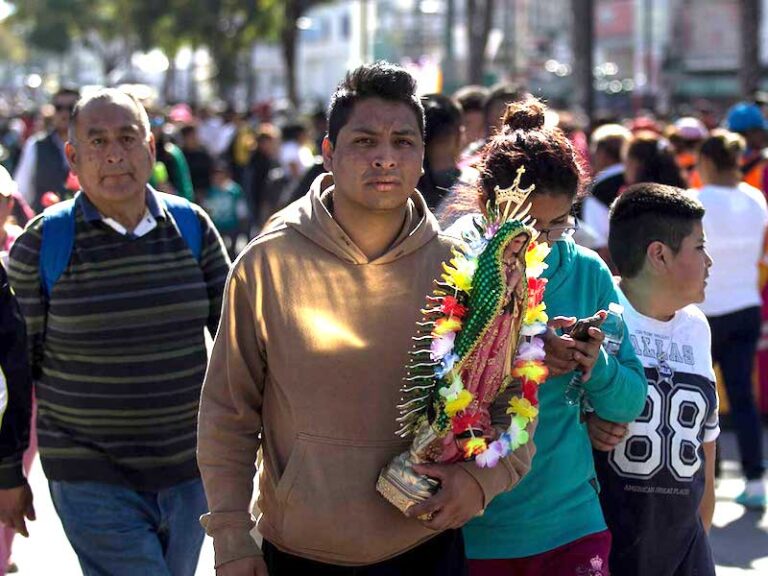 Ni el Frío, ni el Cansancio Frenan a Feligreses Llegar a la Basílica
