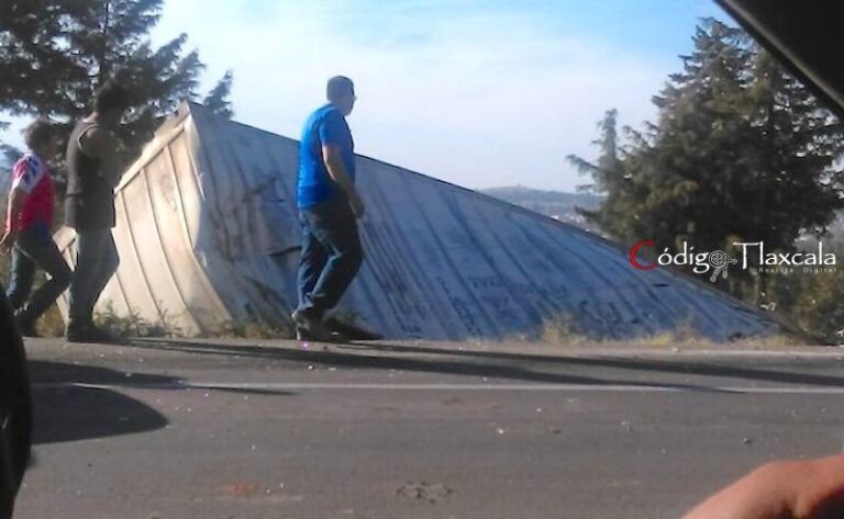 Tráiler Vuelca Sobre la Carretera Federal Apizaco-Tlaxco