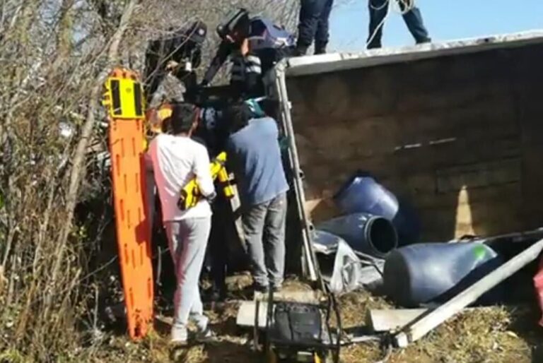 Chofer Queda Prensado en Cabina de un Camión de Leche