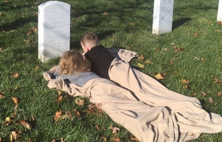 Dos Niños Toman Siesta Frente a Tumba de su Padre