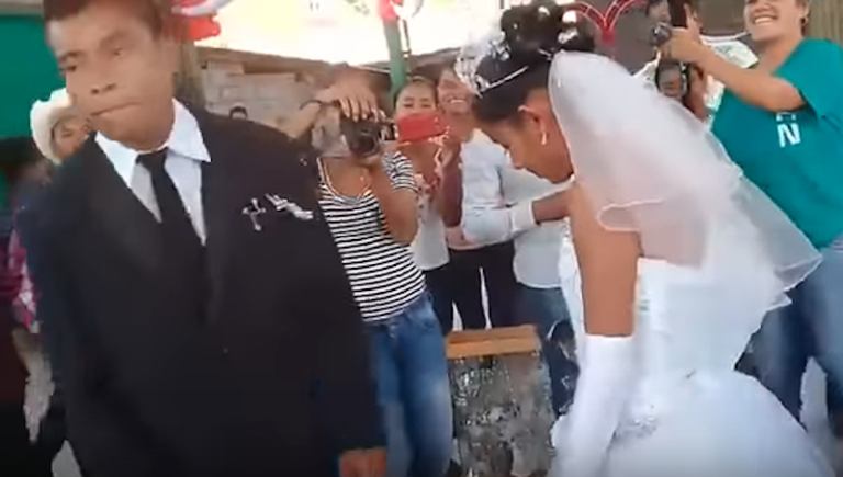 Vídeo Muestra Pareja Contrayendo Matrimonio y ella Rechaza el ‘Beso de Amor’