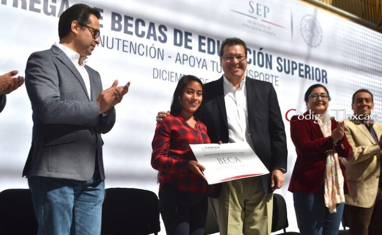 Marco Mena Entrega 30 mdp en Becas de Educación Superior a Jóvenes Tlaxcaltecas