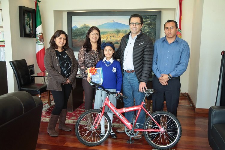 Felicita MCH a Alumna Tlaxcalteca que Ganó