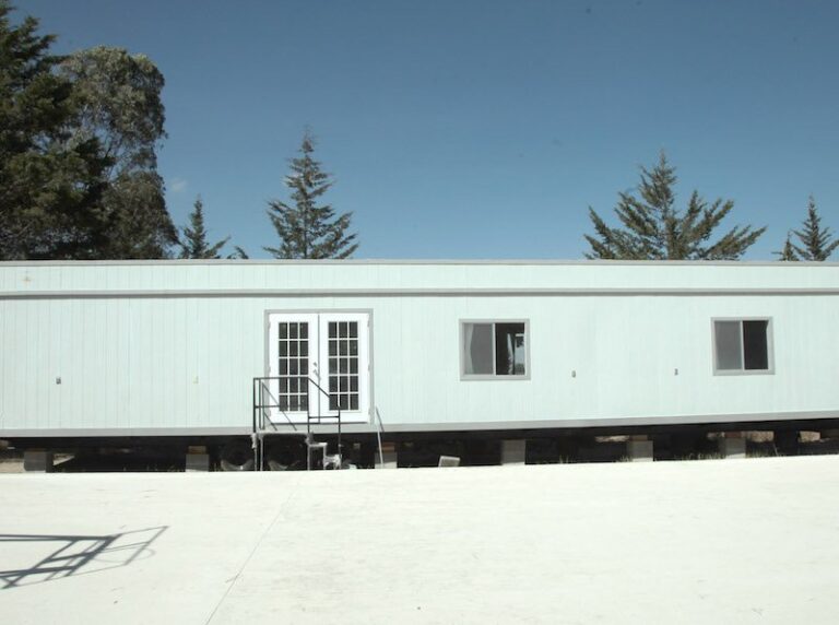 Secretario de Educación Supervisa Aulas Móviles y Temporales