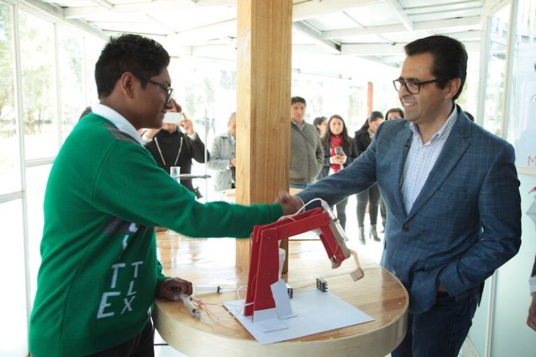 Secretario de Educación Entrega Claves a 32 Planteles de Cecyte