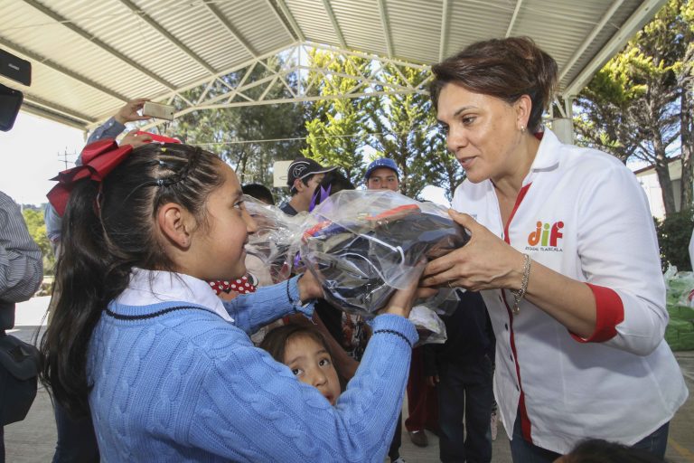 Sandra Chávez Entrega Ropa y Juguetes en Zapata y Hueyotlipan