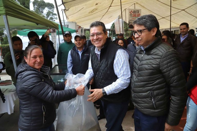 Marco Mena Entrega 2 mil Crías de Carpa a Productores del Estado