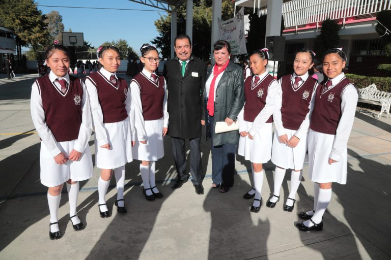 Alumnos Expresan Respeto a los Símbolos Patrios