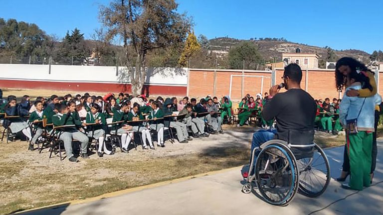 Estudiantes Participan en Plática del Atleta Paralímpico Fernando Sánchez