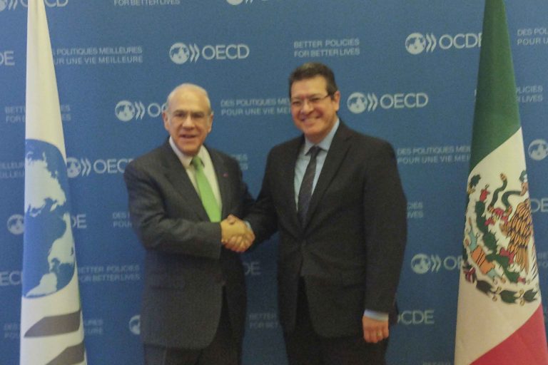 Marco Mena y José Gurría Acuerdan Vincular Educación con Mercado Laboral