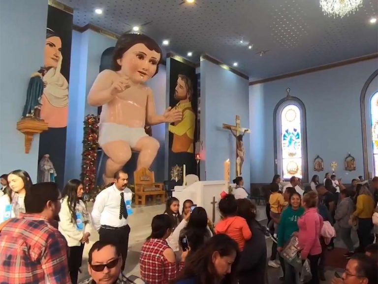 Visten a Niño Dios Gigante de $300 mil con ropón de 140 metros