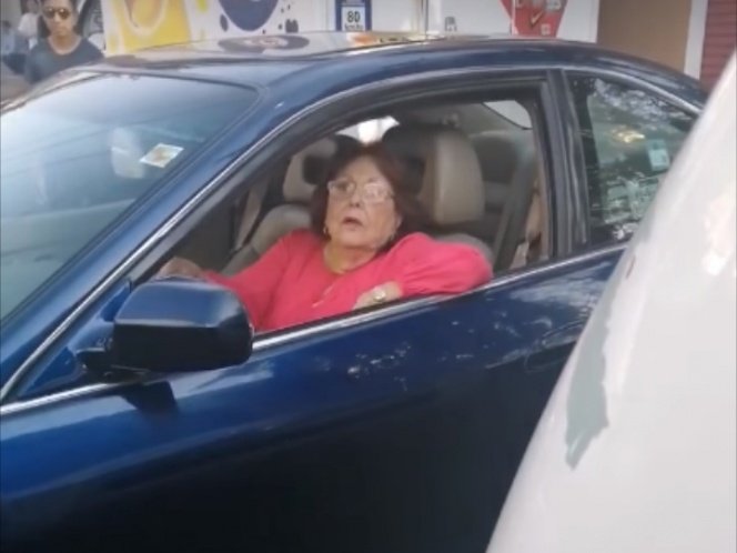 Señora no quería moverse y la cargan con todo y automóvil