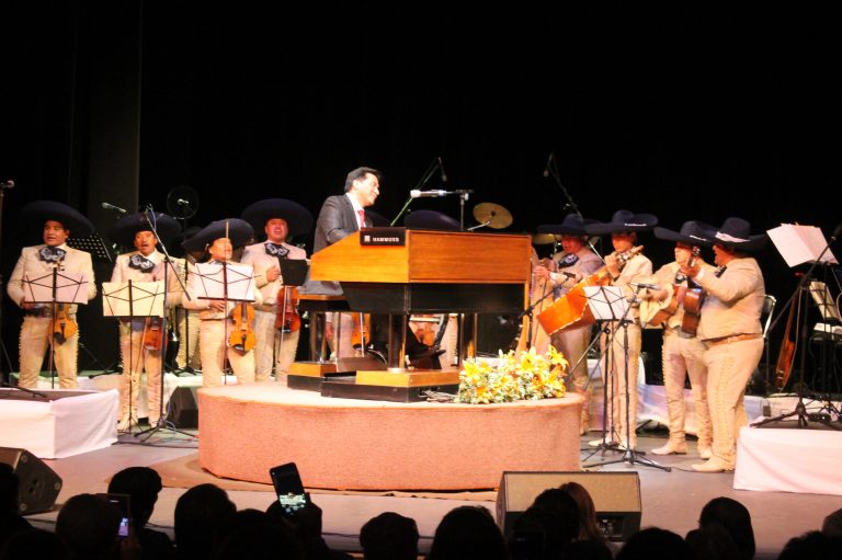 Deleita Felipe Flores a capitalinos con su performance 2020