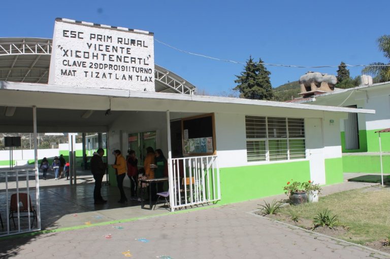 Entrega Anabell Ávalos 16 Cámaras de Videovigilancia en Primaria de Tizatlán
