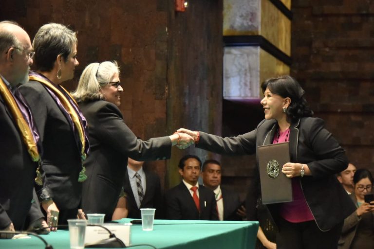 Otorgan a Ávalos Zempoalteca el Premio Nacional de la Mujer a la Excelencia Profesional