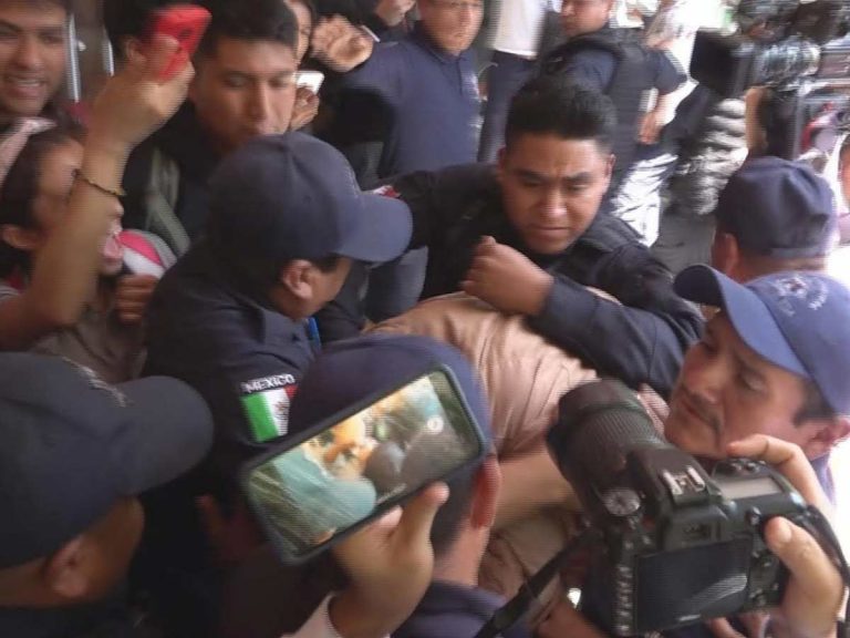 Cae maestro por acosar a alumnas de bachilleres en Oaxaca