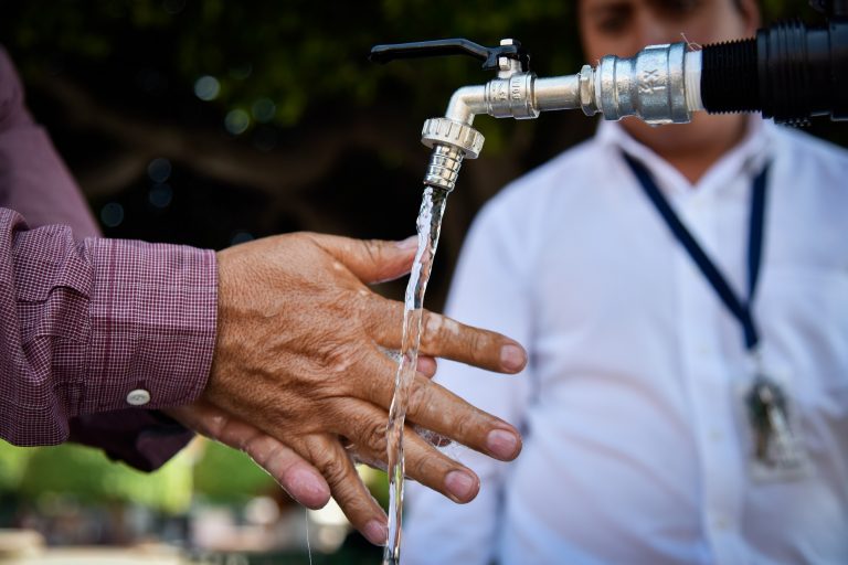 Instalan tinacos para lavado de manos en la capital