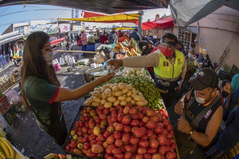 Distribuyen 8 mil Cubrebocas y 60 Litros de Gel Antibacterial en Tianguis del Estado