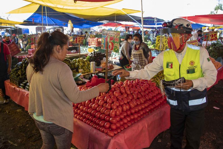 Filtros Sanitarios Previenen Contagios de Covid-19 en Tianguis de la Entidad