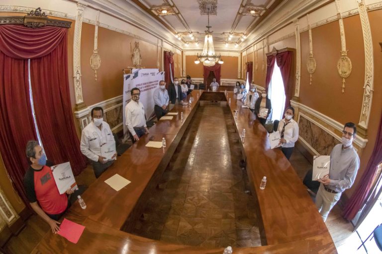 Marco Mena Entrega Créditos Para Conservar 3 mil 708 Empleos