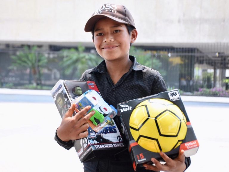 Ciudadano Lleva Regalos a Pequeño Bolero en Chiapas