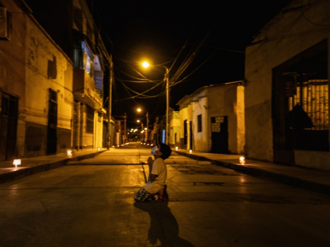 Niño se arrodilla para pedirle a Dios que se acabe la pandemia