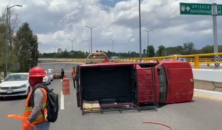 Vuelca Camioneta a la Altura de Gran Patio