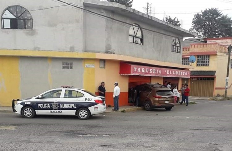 Al Huir Para no ser Asaltado Choca Contra una Taquería