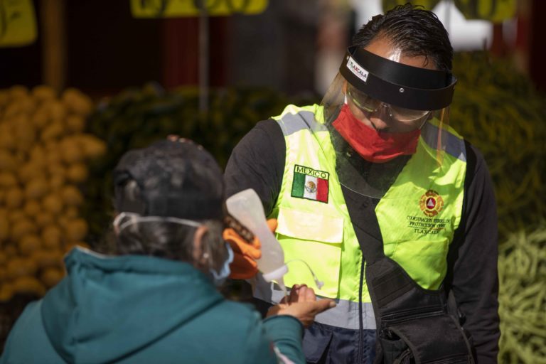 Gobierno Estatal Distribuye 7 mil Cubrebocas en Tianguis