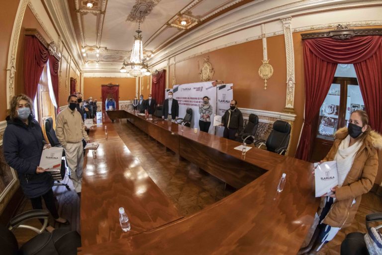 Entrega Marco Mena Créditos que Suman 41.3 mdp Para Conservar 5 mil Empleos