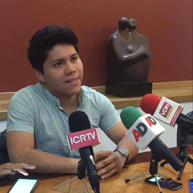 Víctor Torres repara baches de la Carretera Trapichillos-Bordo-Alzada