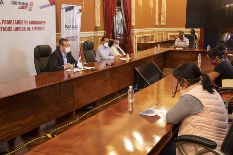 Marco Mena Entrega Apoyos a Familiares de Tlaxcaltecas Fallecidos por Covid en Estados Unidos