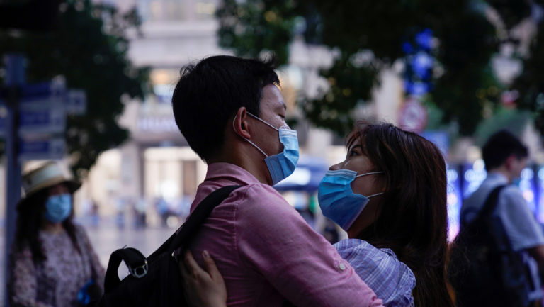 Canadá Sugiere Tener Sexo a Través de Agujero en la Pared Ante Pandemia por Covid-19