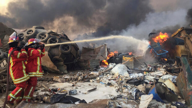 Una gran explosión sacudió el puerto de Beirut