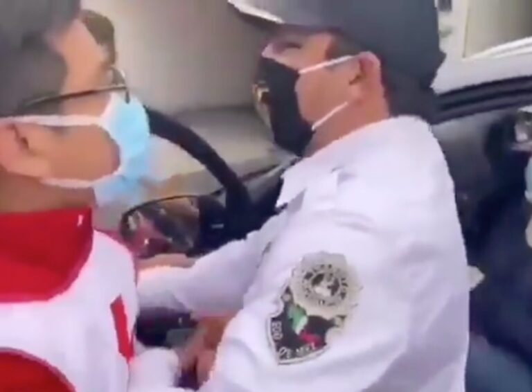 Policía amenaza a paramédico e impide que atienda a lesionada