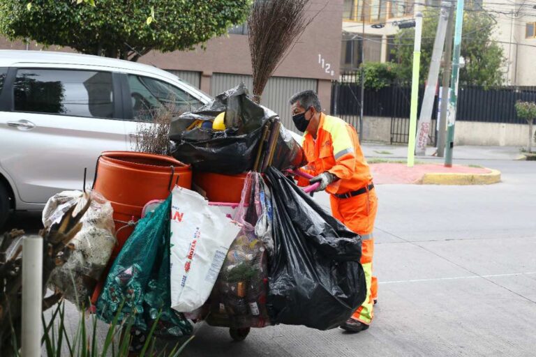 Así es limpiar las calles con miedo a contagiarse de covid-19
