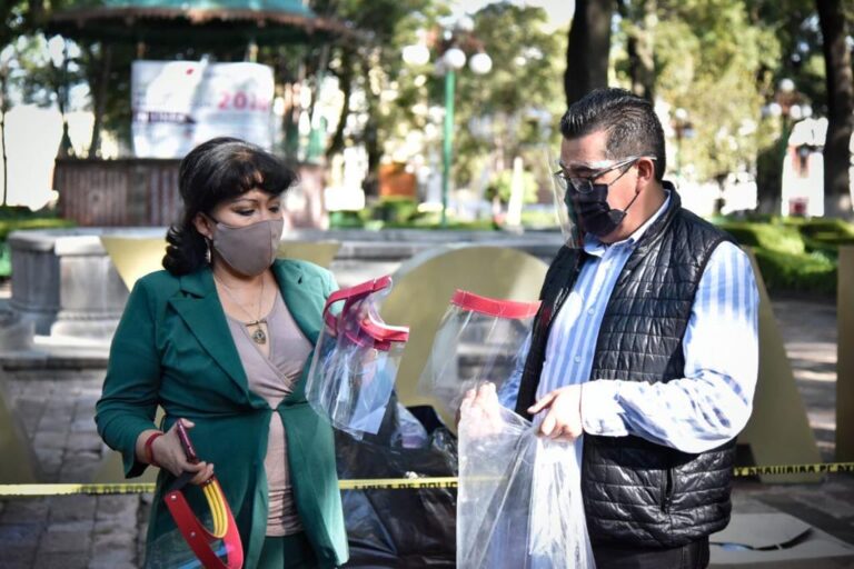 Reparte Anabell Ávalos Caretas a Ciudadanos de la Capital de Tlaxcala