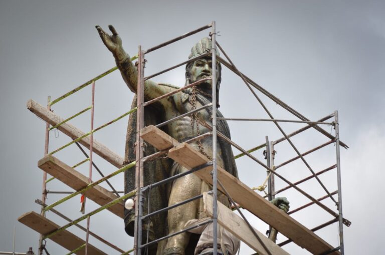 Restauran Estatua de Xicohténcatl en Las Escalinatas de Tlaxcala