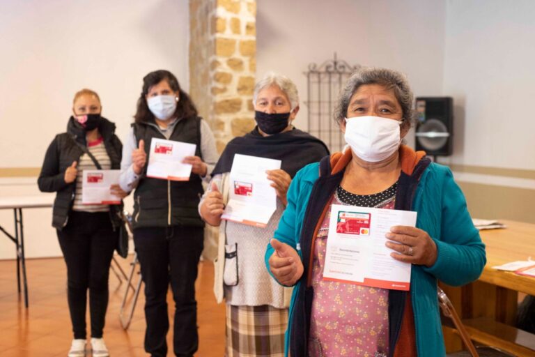 Entregan Tarjetas Bancarias a Beneficiarios del Programa ‘Supérate’