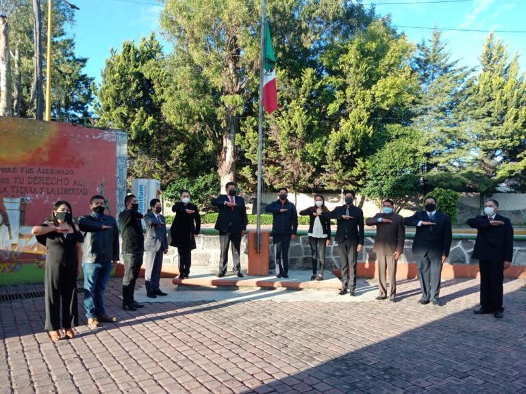 Maestros Izan a Media Asta la Bandera de México en Panotla