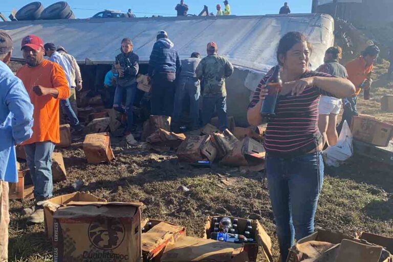 En 30 minutos rapiñan 60 toneladas de cerveza tras volcadura