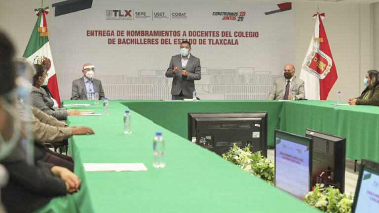 FDO Entrega Nombramientos a 611 Docentes de Colegio de Bachilleres