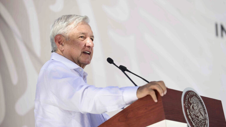 López Obrador rechaza recomendación de frenar las obras de una refinería