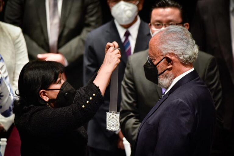 Entregan la Presea Ciudad de Tlaxcala al Doctor Julián Velázquez