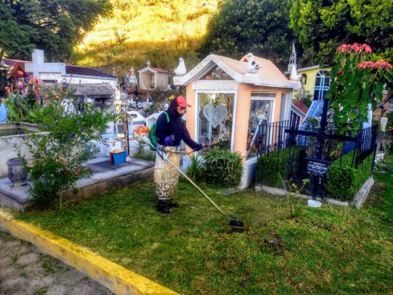 Limpian Panteones de Tlaxcala en Víspera de los Días de Muertos