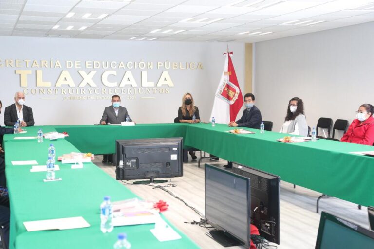 Premia Secretario de Educación a Ganadores de Concurso de Expresión Literaria