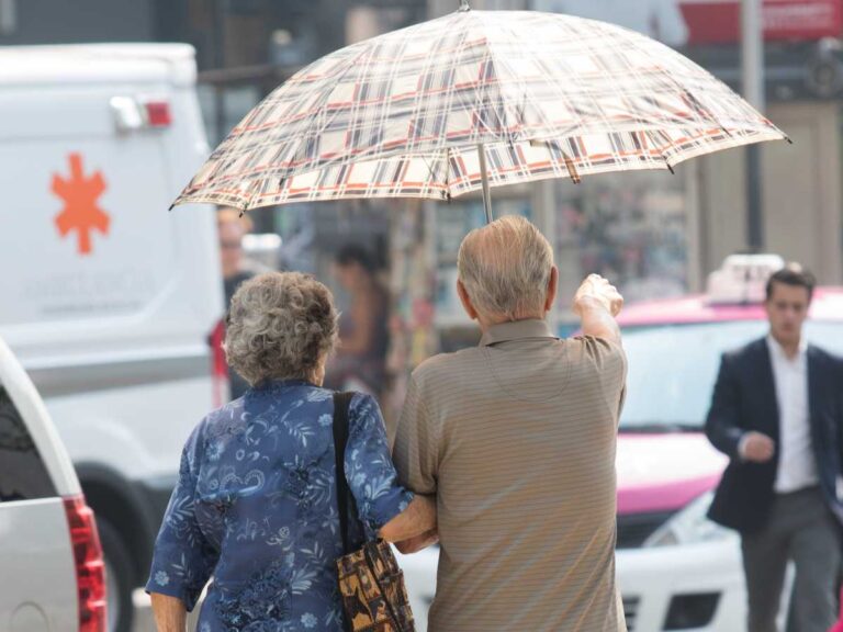 Cuanto más tiempo atiendas a tus papás, más años vivirán