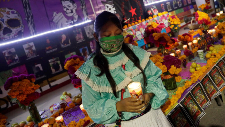 México Celebra el Día de Muertos con los Cementerios Cerrados
